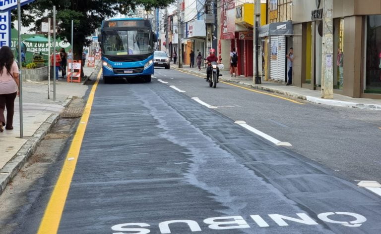 Foto mostra via pintada com a faixa preferencial e o ônibus circulando sobre ela