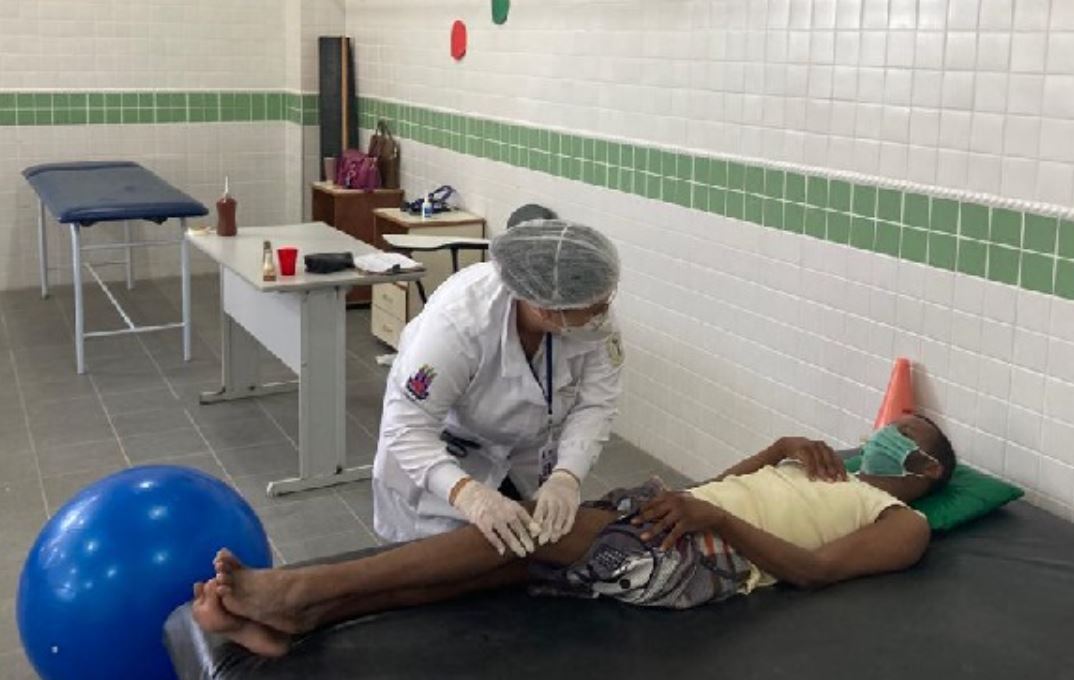 Foto mostra um atendimento de fisioterapia