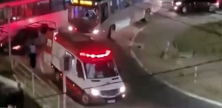 Captura de imagem mostra ambulância fazendo resgate às vítimas