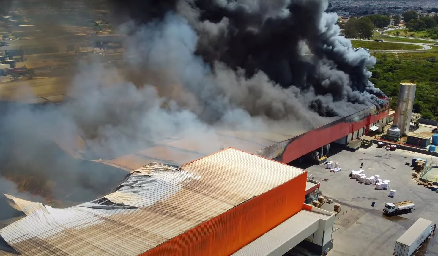 Imagens aéreas mostram dimensão do incêndio no Atacadão em Vitória da Conquista
