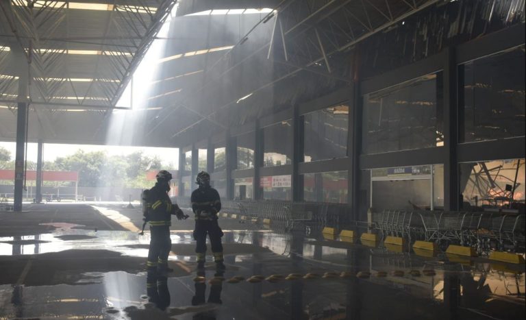 Após mais de 24 horas, incêndio no Atacadão de Vitória da Conquista ainda não foi extinto