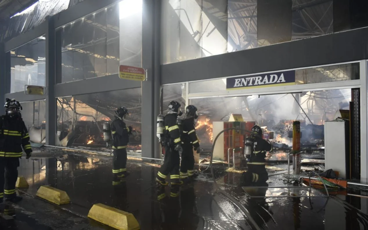 Trabalhos de combate a incêndio no Atacadão de Vitória da Conquista continuam após 11 horas