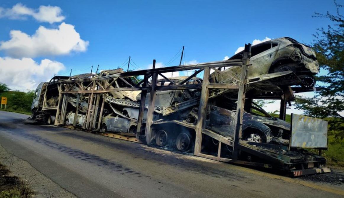 Foto mostra carreta e veículos destruídos pelo fogo
