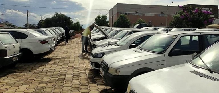 Foto mostra veículos estacionados em um pátio