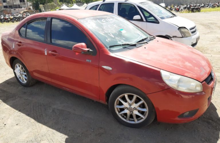 Foto mostra um veículo vermelho da marca JAC em um dos pátios do detran - Leilões do Detran