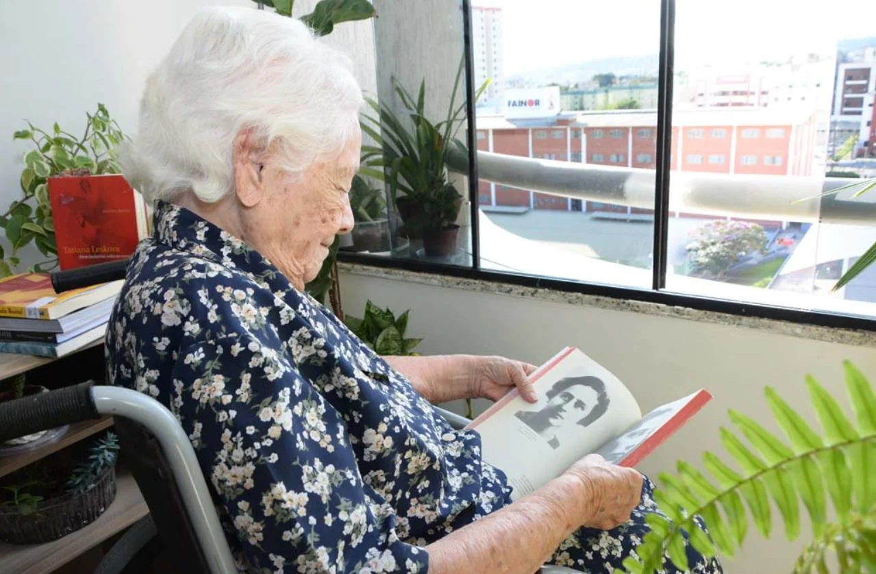 Aposentada de 101 anos é leitora de carteirinha da Biblioteca Municipal de Vitória da Conquista