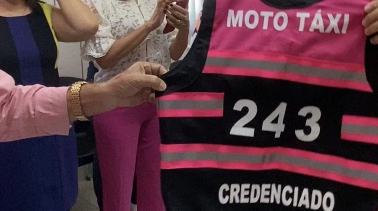 Foto mostra o colete de cor rosa que será usado pelas mulheres mototaxistas