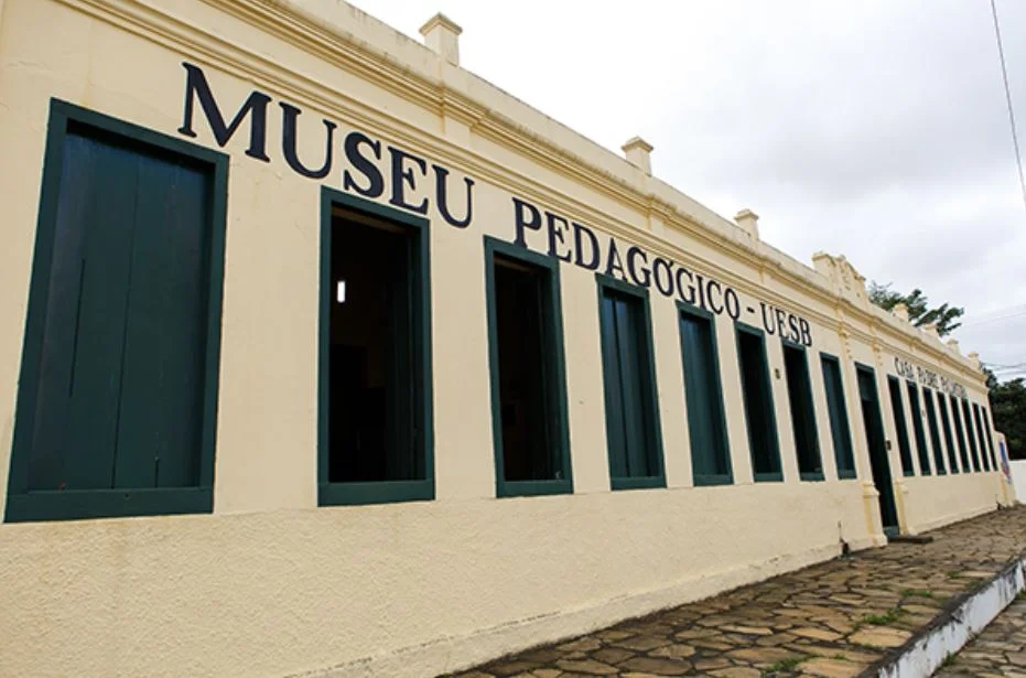 Foto mostra fachada do museu pedagógico da Uesb em Vitória da Conquista