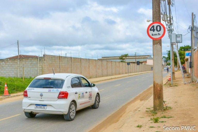 Foto mostra veículo do ibametro transitando próximo a um dos novos radares