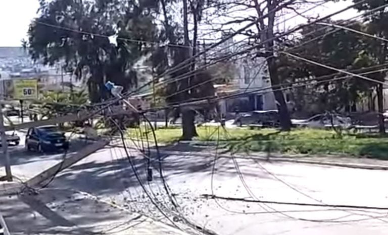 Caminhão atingiu fiação e arrastou poste em Vitória da Conquista
