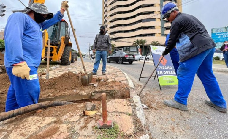 Foto mostra operários no trabalho de remoção da rotatória