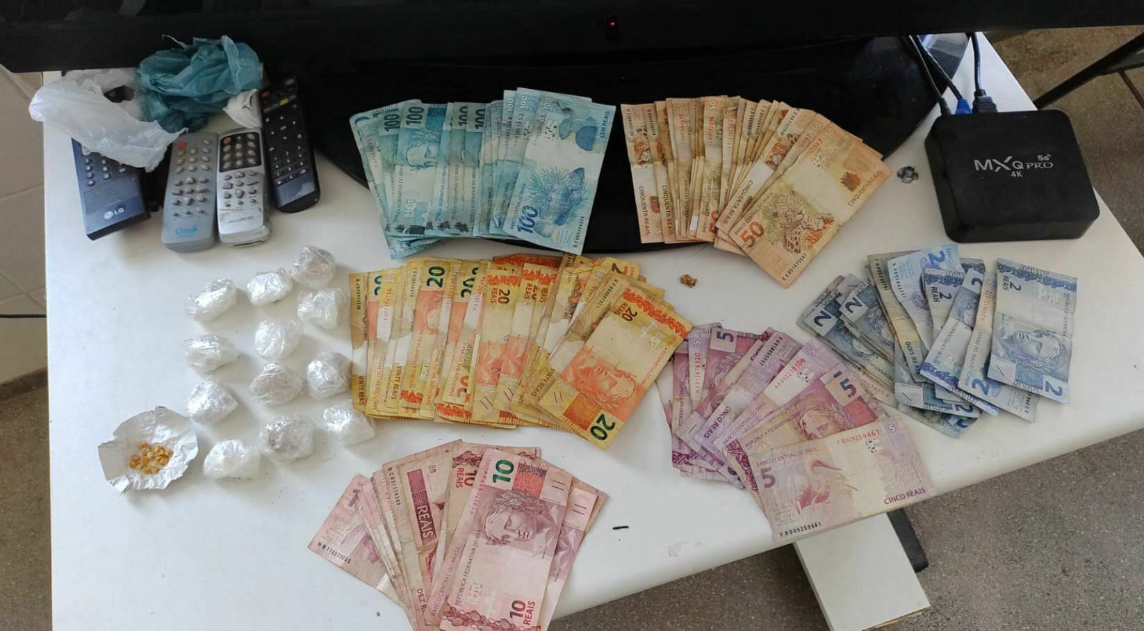 Foto mostra dinheiro e drogas apreendidos