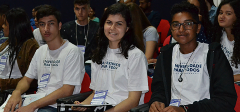 Jovens do programa Universidade para Todos
