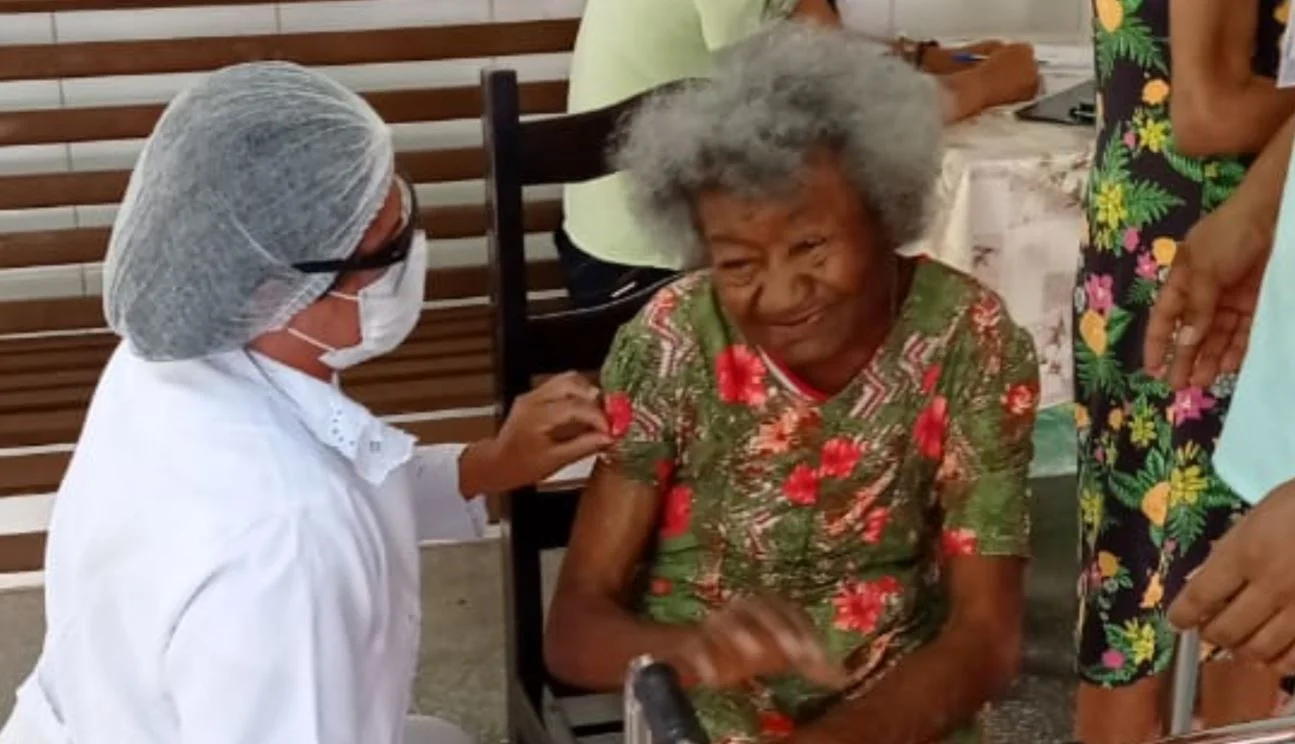Guanambi inicia aplicação de quarta dose de vacina contra Covid-19 em idosos