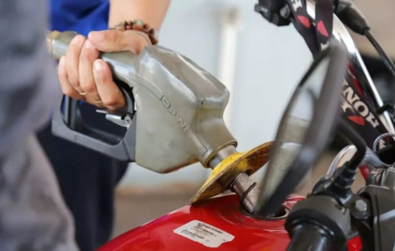 Abastecimento combustível gasolina mototaxi