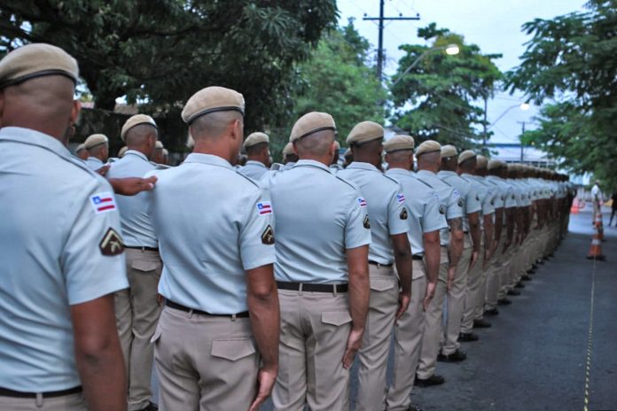 Foto mostra policiais militares em formação