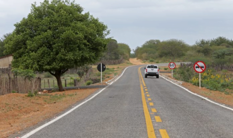 Foto mostra uma rodovia baiana
