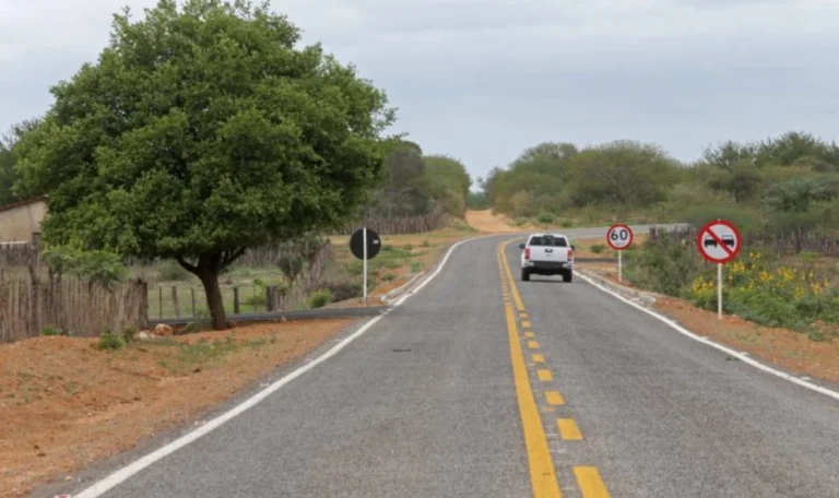 Foto mostra uma rodovia baiana