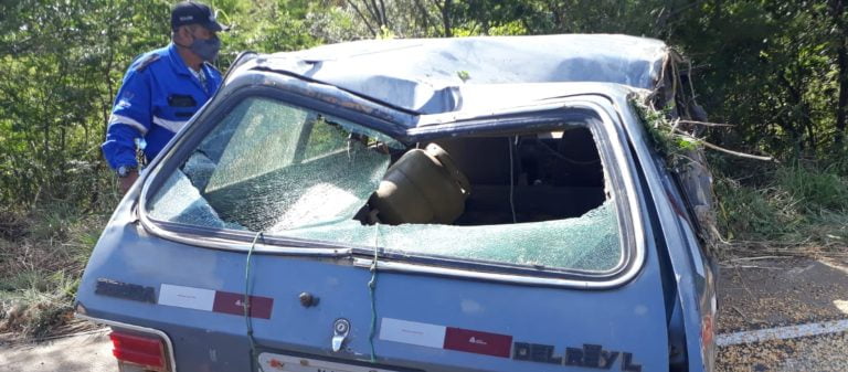 Pneu de veículo estourou e motorista perdeu o controle antes de capotar às margens da BR-030
