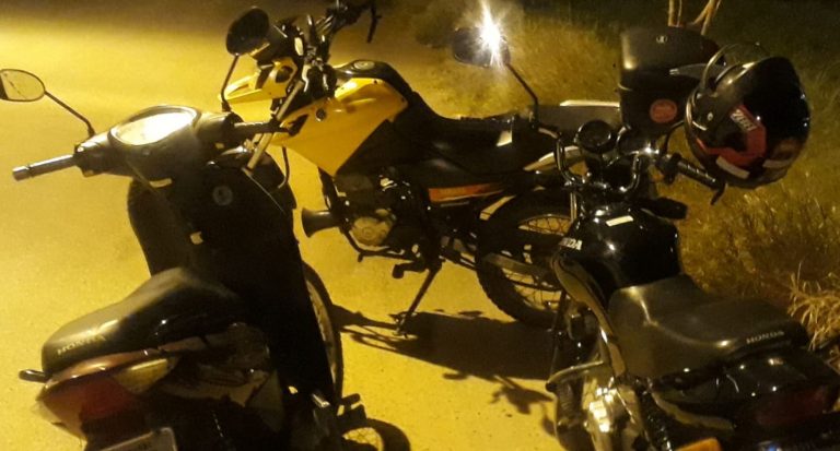adolescentes flagrados conduzindo motocicletas