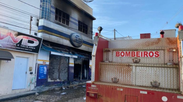 Loja Zema de Livramento de Nossa Senhora foi destruída por incêndio, Bombeiros de Guanambi atuaram no combate às chamas