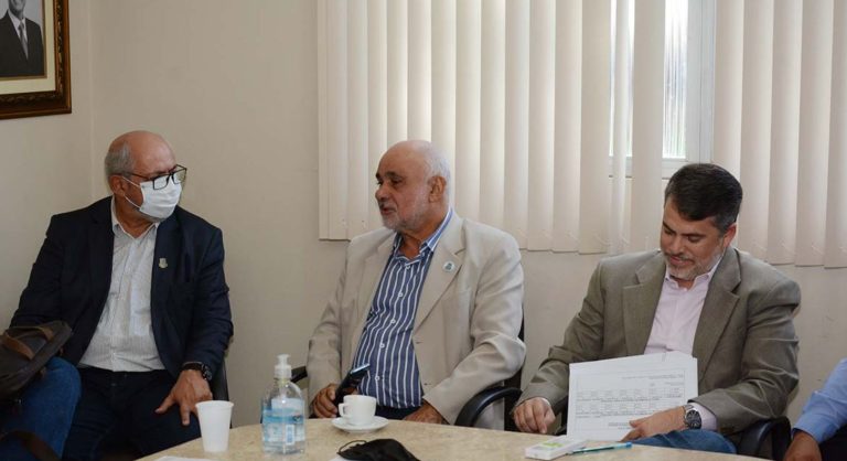 Foto mostra reunião para debater proposta de reajuste para professores