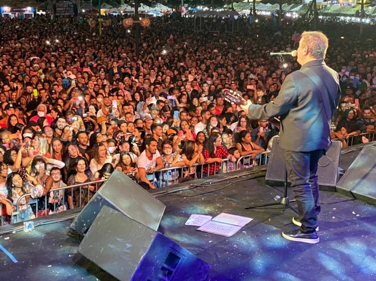 Multidão comparece à Praça do Feijão na primeira noite do São João do Gurutuba em Guanambi