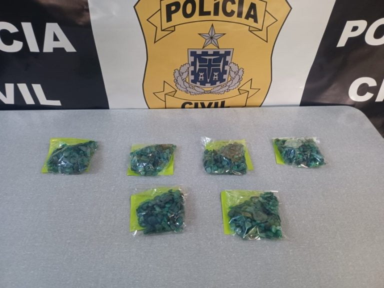 Mais de mil falsas esmeraldas foram apreendidas no interior da Bahia