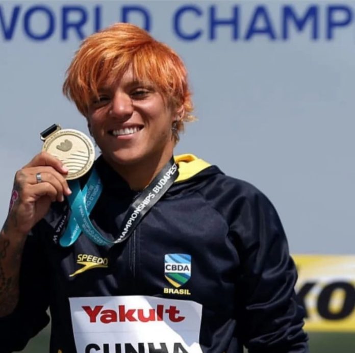 Ana Marcela é pentacampeã mundial de natação