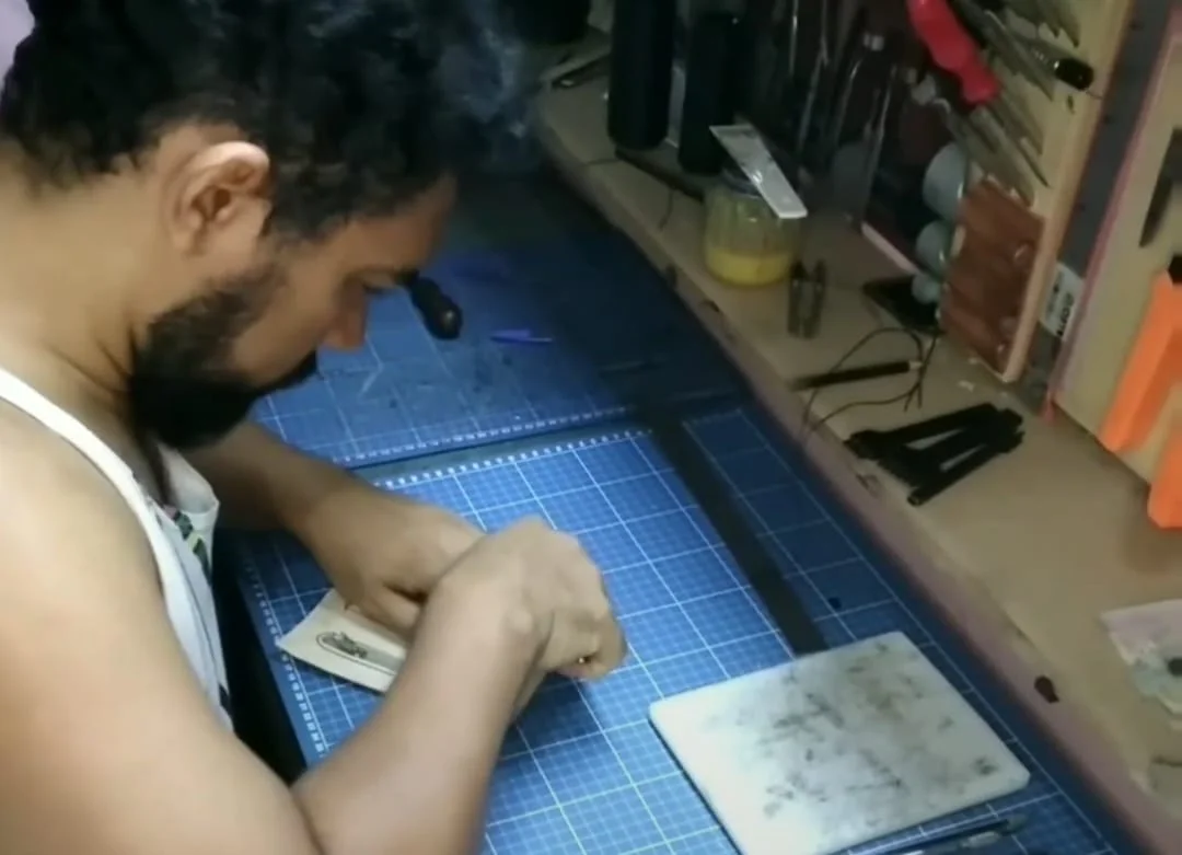 Campeão de Karatê faz sucesso com artesanato feito de couro em Guanambi
