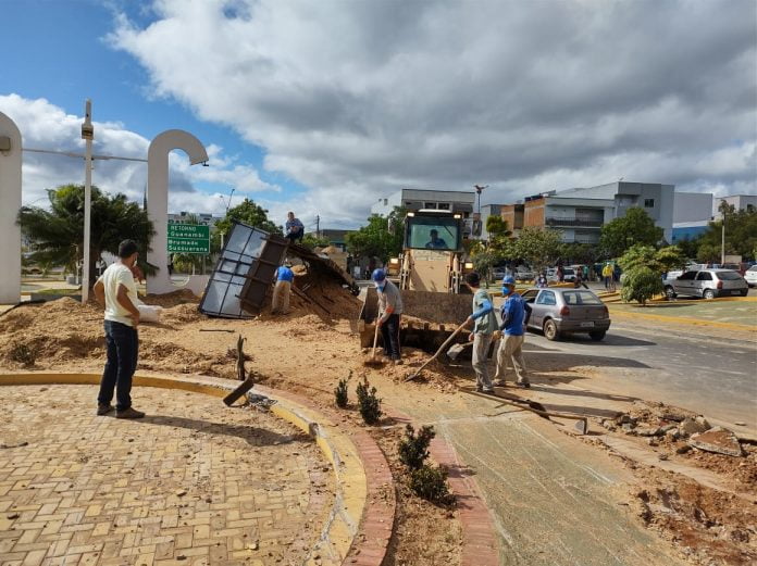 Caminhão tombou interditando parte da pista em frente à rodoviária de Caetité