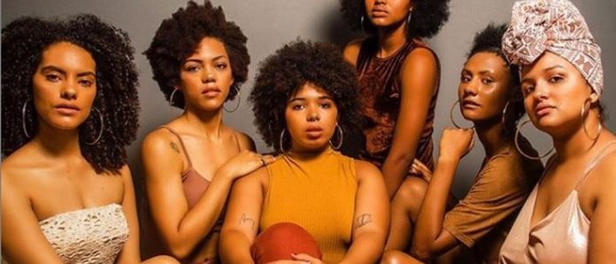 Foto mostra grupo de mulheres negras