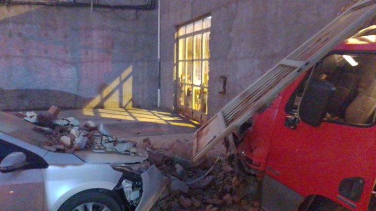 Caminhão sem freios atingiu carros e muro de estacionamento no Centro de Guanambi