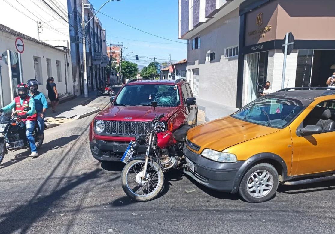 Moto ficou imprensada entre dois carros após batida no Centro de Guanambi