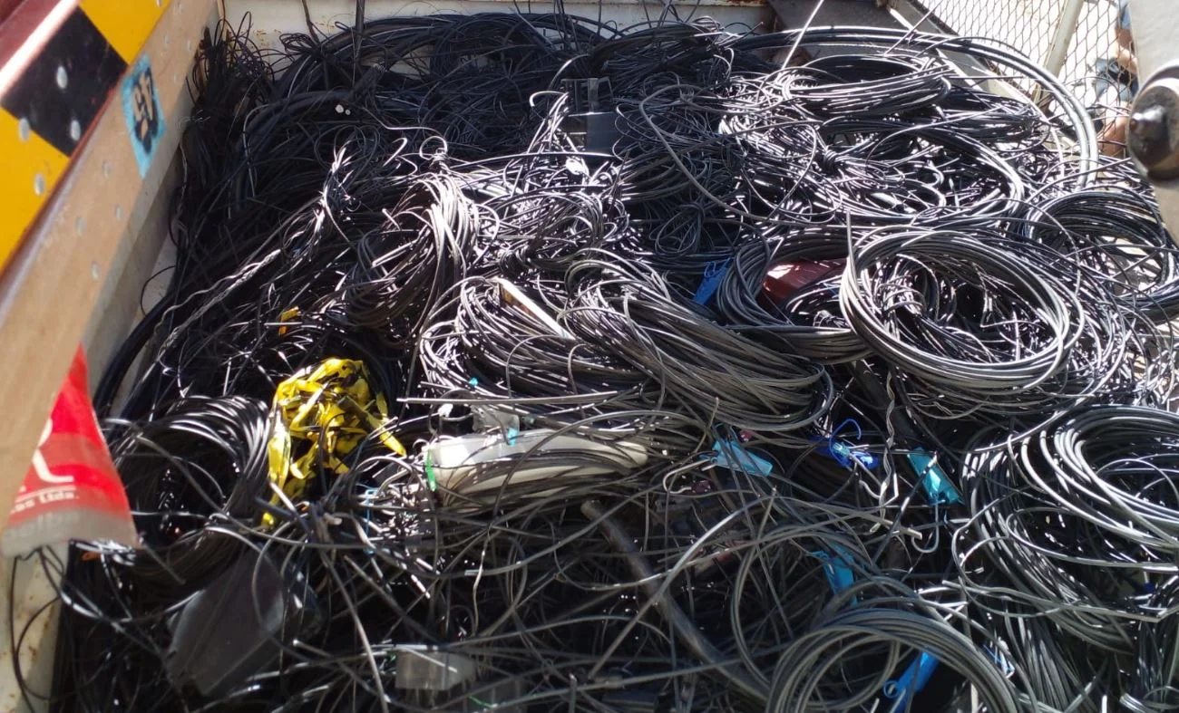 Neoenergia coelba removeu 21 toneladas de fios e 369 caixas de internet instalados irregularmente em Salvador, Vitória da Conquista e outras cidades