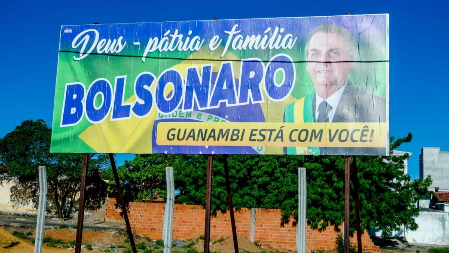 Justiça Eleitoral determina que apoiadores de Jair Bolsonaro removam outdoors em Guanambi