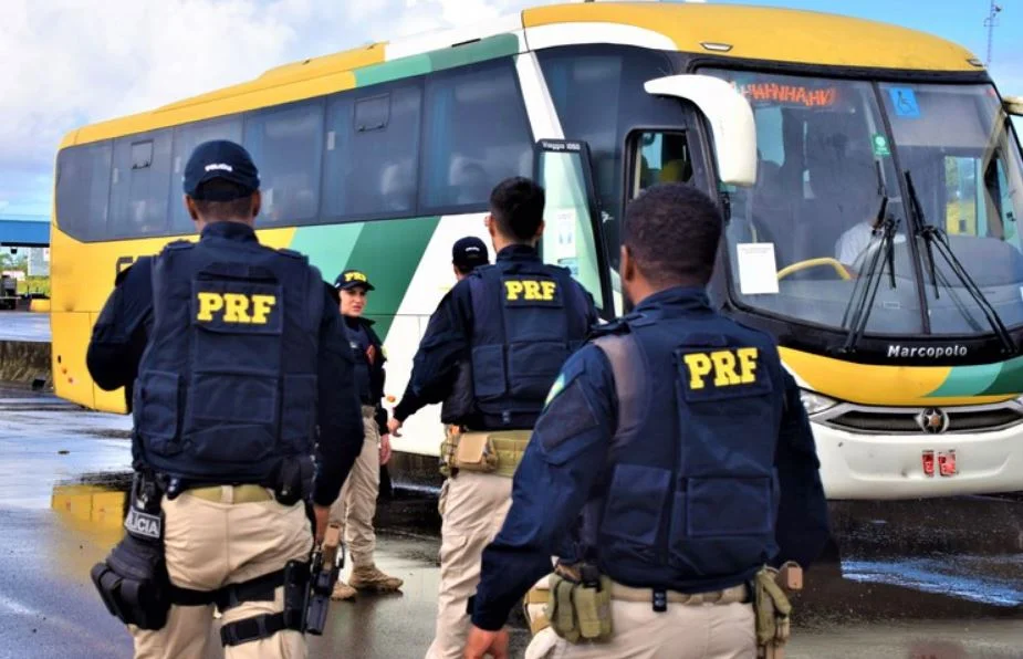 PRF prendeu passageiro de ônibus por perturbação da tranquilidade alheia, desobediência e ameaça em Jequié