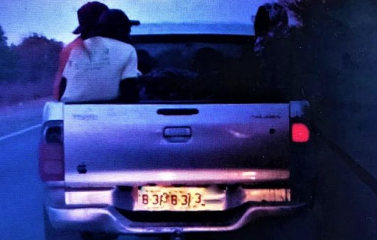 Motorista foi preso por receptação após ser flagrado pela PRF transportando pessoas no compartimento de carga de Caminhonete em Bom Jesus da Lapa