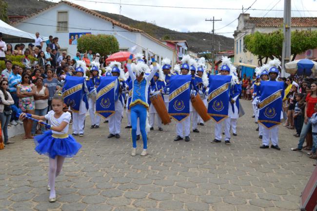 Brejinho das Ametistas celebra 7 de Setembro com desfile cívico e shows