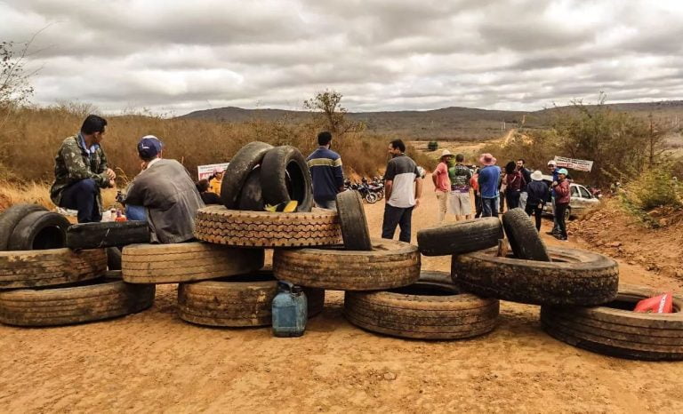 Moradores de Licínio de Almeida protestam contra impactos do transporte de minério