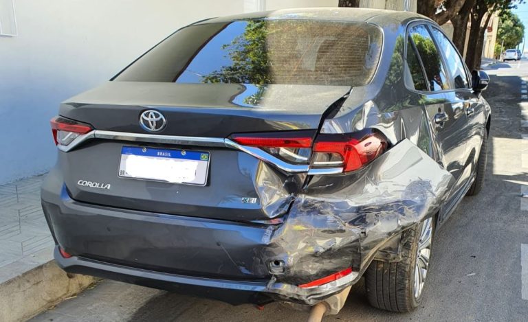 Proprietário encontrou carro batido após estacionar em rua de Guanambi