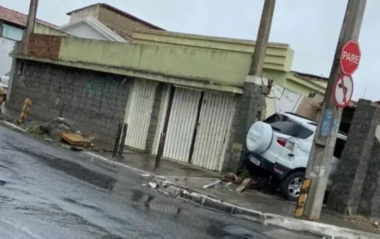 Motorista embriagado perdeu controle da direção e carro invadiu casa em Vitória da Conquista