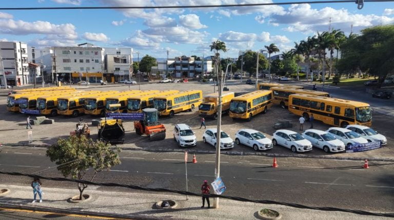 Prefeitura de Guanambi expõe máquinas e veículos adquiridos para a frota municipal