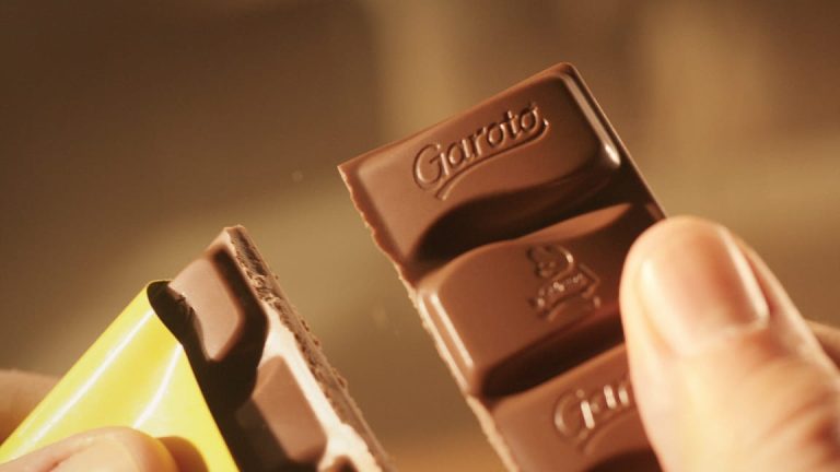 Garoto recolhe lotes de chocolate que podem conter fragmentos de vidro