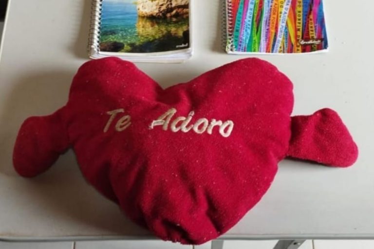 PM encontrou drogas escondidas dentro de coração de pelúcia junto a fraldas e roupas de bebê