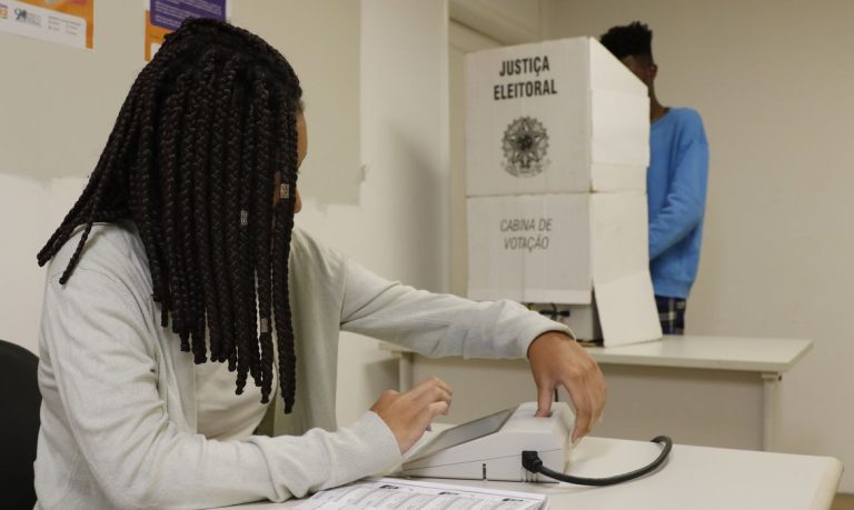 Mesários faltosos no 1º turno que não justificarem ausência até esta quinta podem pagar multa
