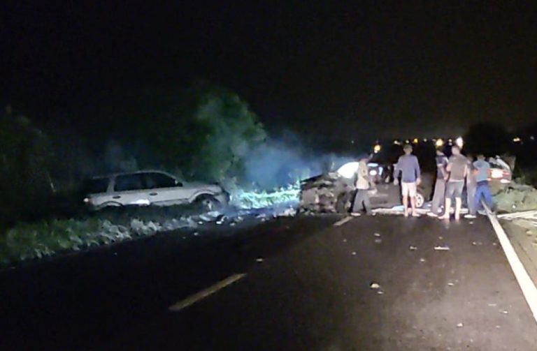 Quatro pessoas ficaram feridas em acidente com três veículos na BR-030, em Guanambi