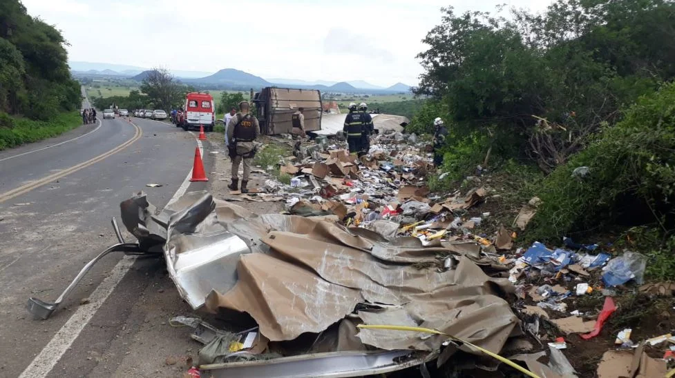 Motorista morreu após tombar carreta na BR-030, entre Guanambi e Caetité