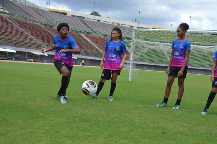Aulas de futebol feminino em Pituaçu