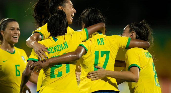 Aulas gratuitas de futebol feminino estão com inscrições abertas em Salvador
